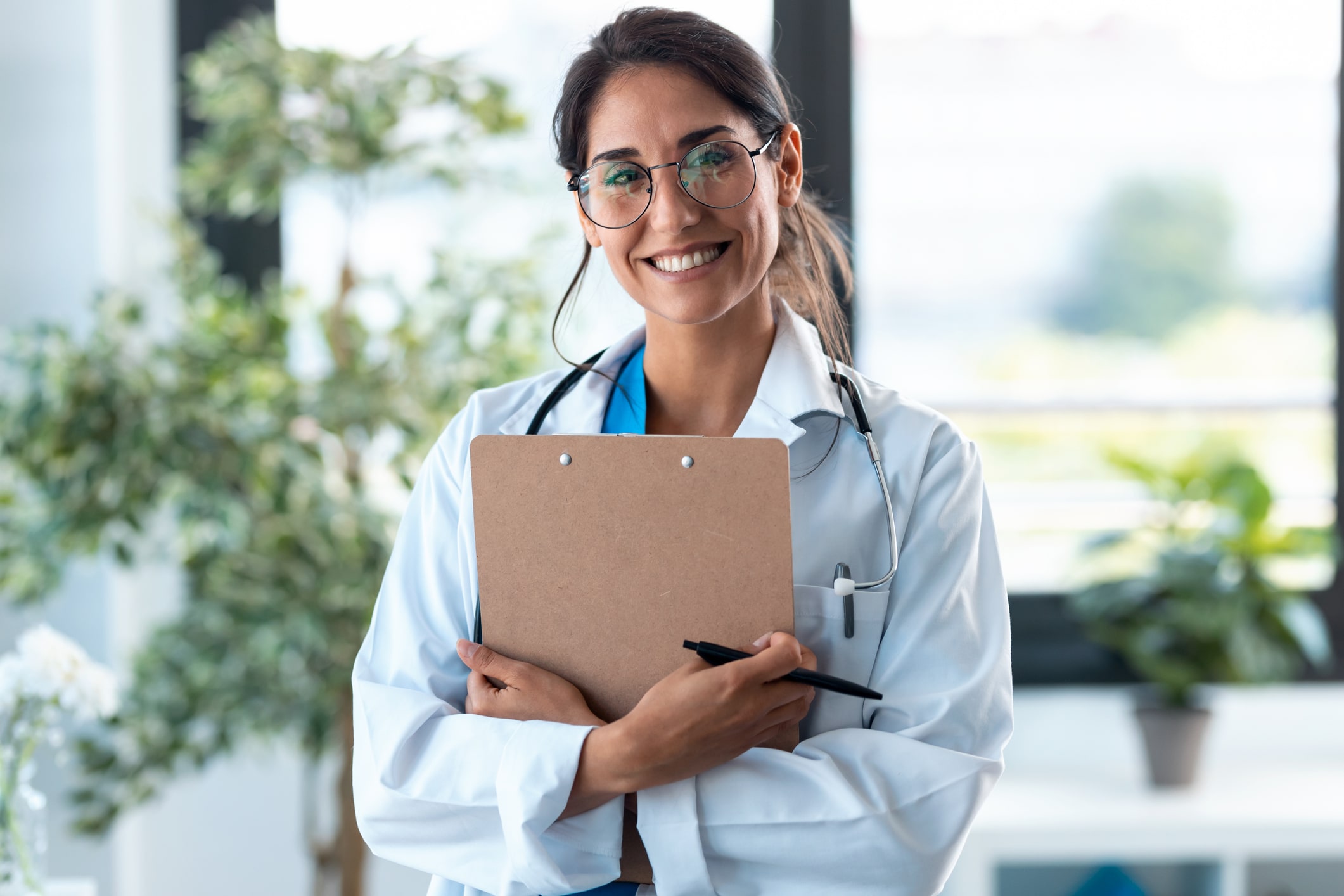 médica de clinica de exame admissional segura uma prancheta