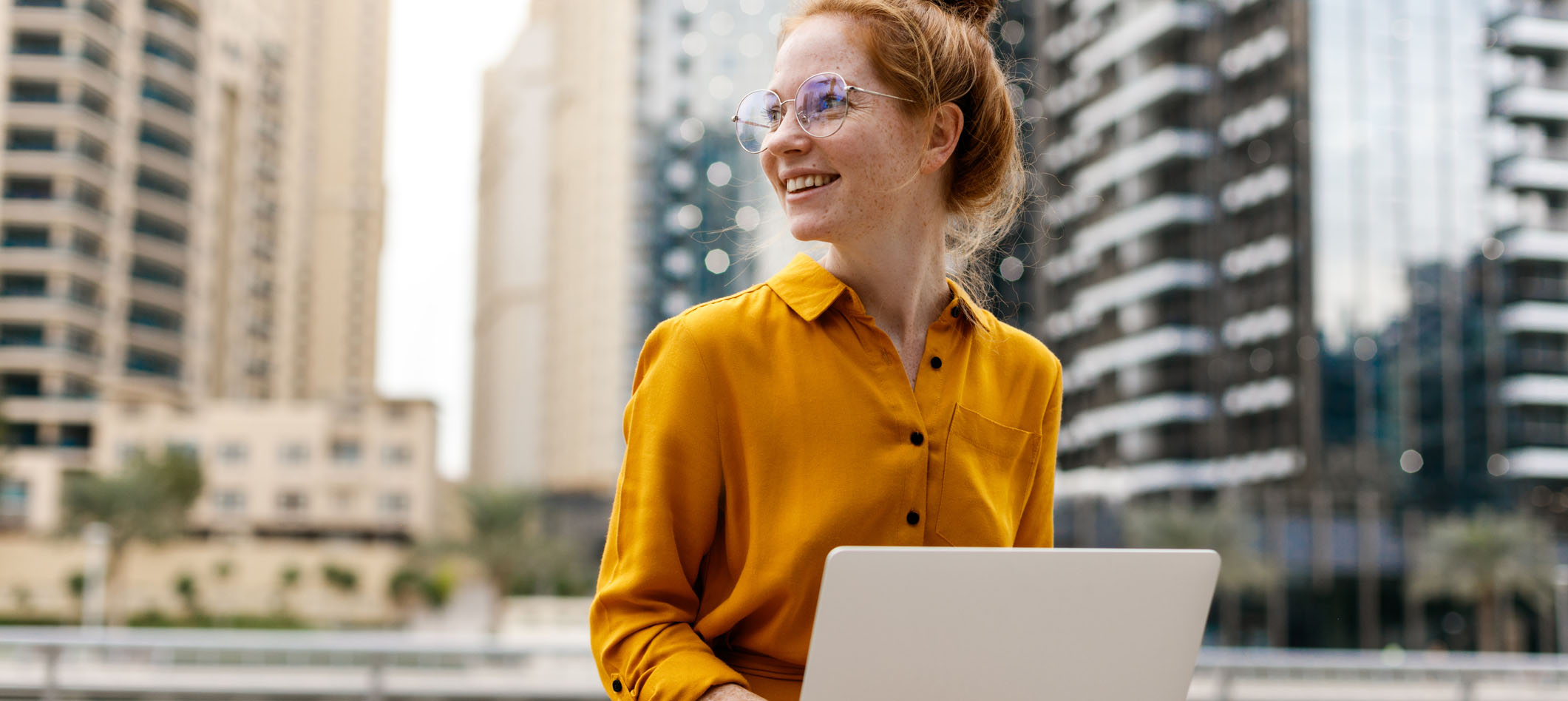 mulher feliz no ambiente externo do trabalho