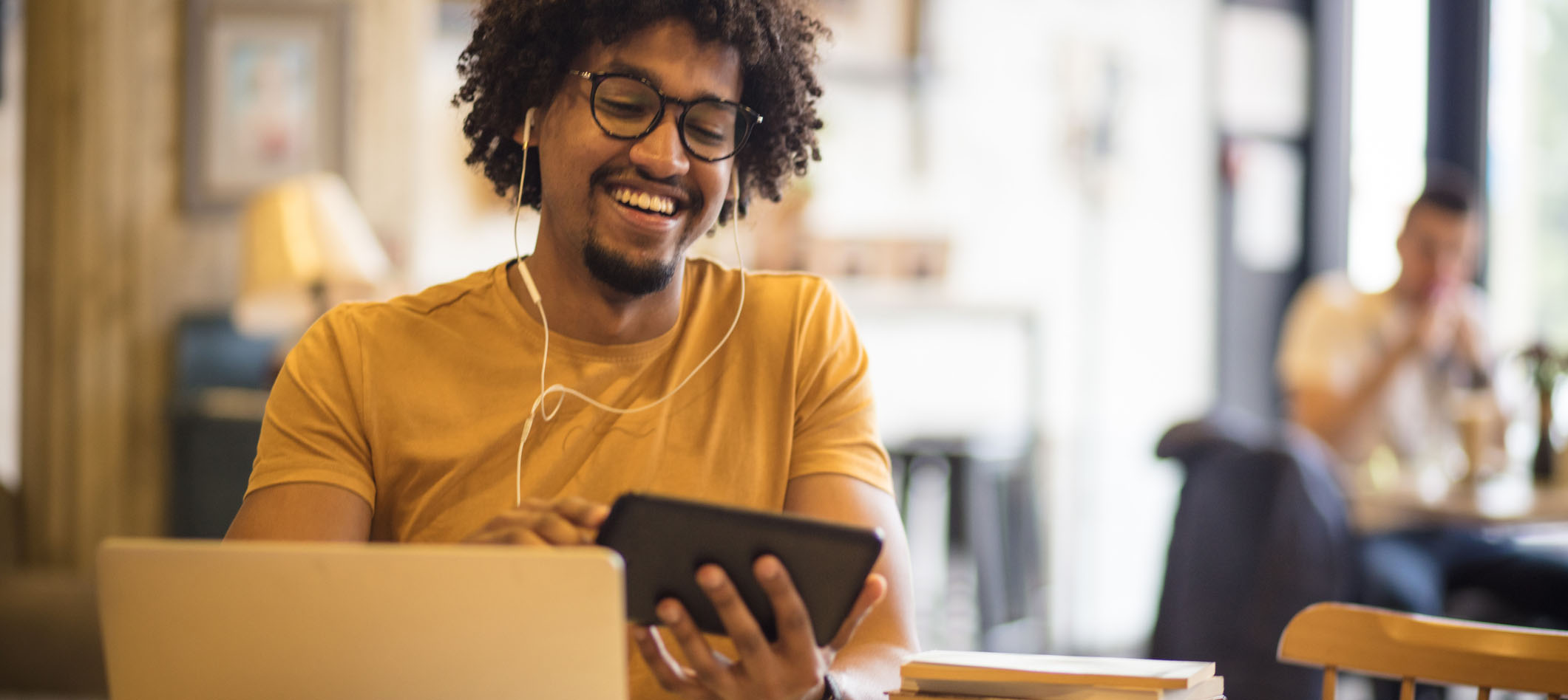 Homem jovem olhando para o seu celular sorridente