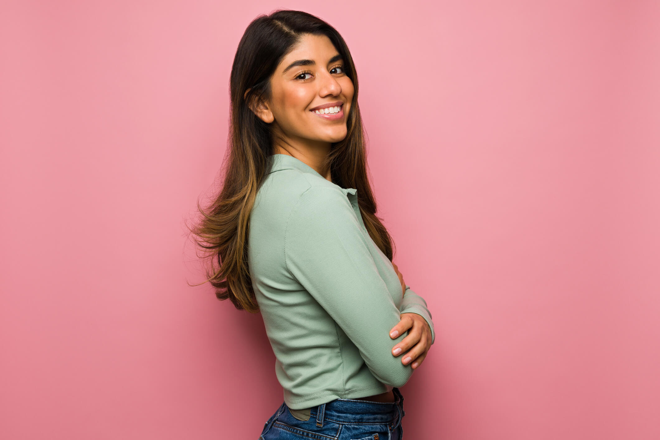 mulher de lado sorrindo