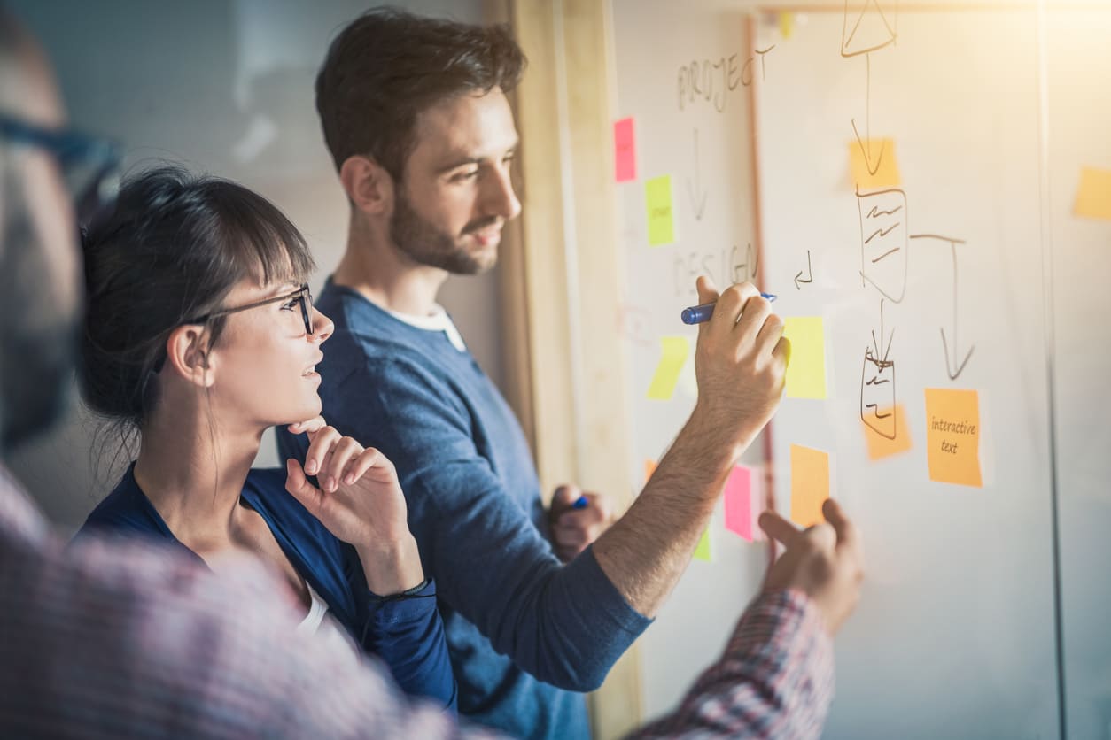 Duas pessoas fazem planejamento criativo e trabalho growth mindset.